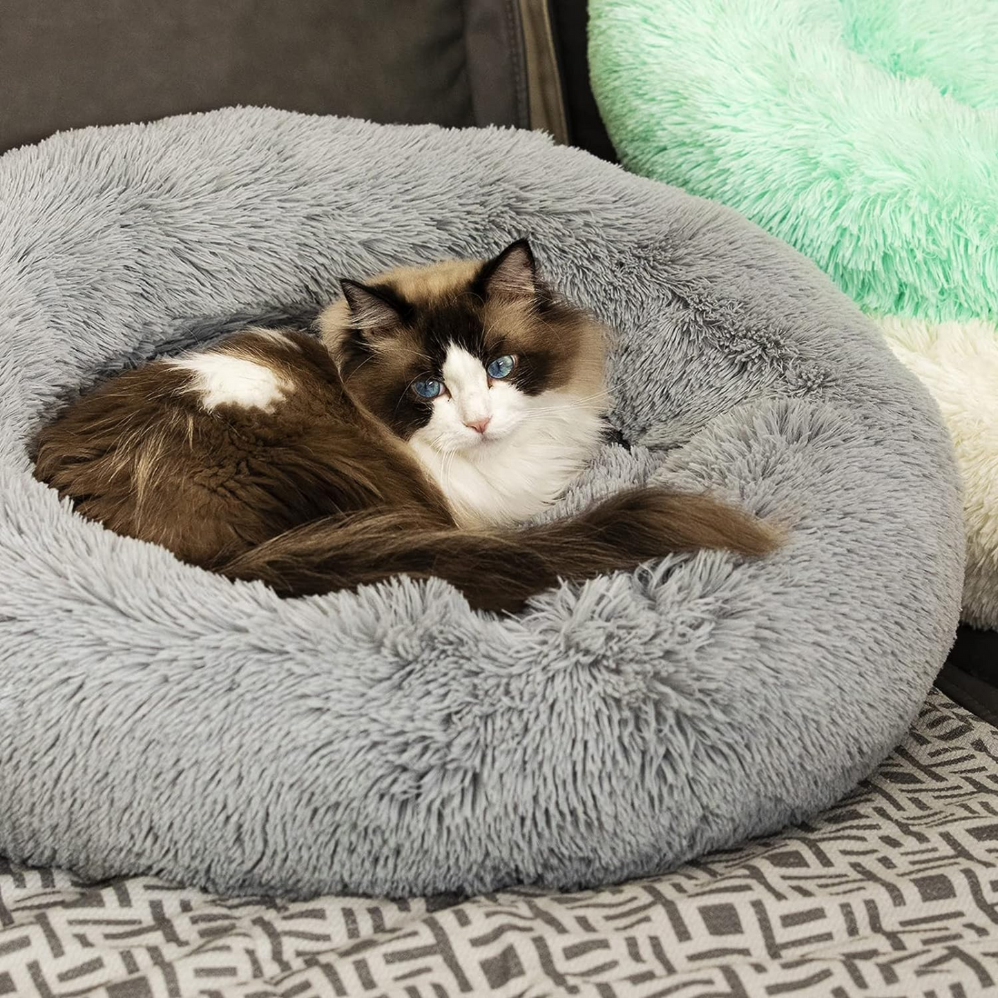 Paw Luxe Anti-Anxiety Plush Faux Fur Pet Bed β Warm & Washable Round Bed for Dogs & Cats β Joint Relief & Ultimate Comfort (20"/24"/27" Options, 27" White)